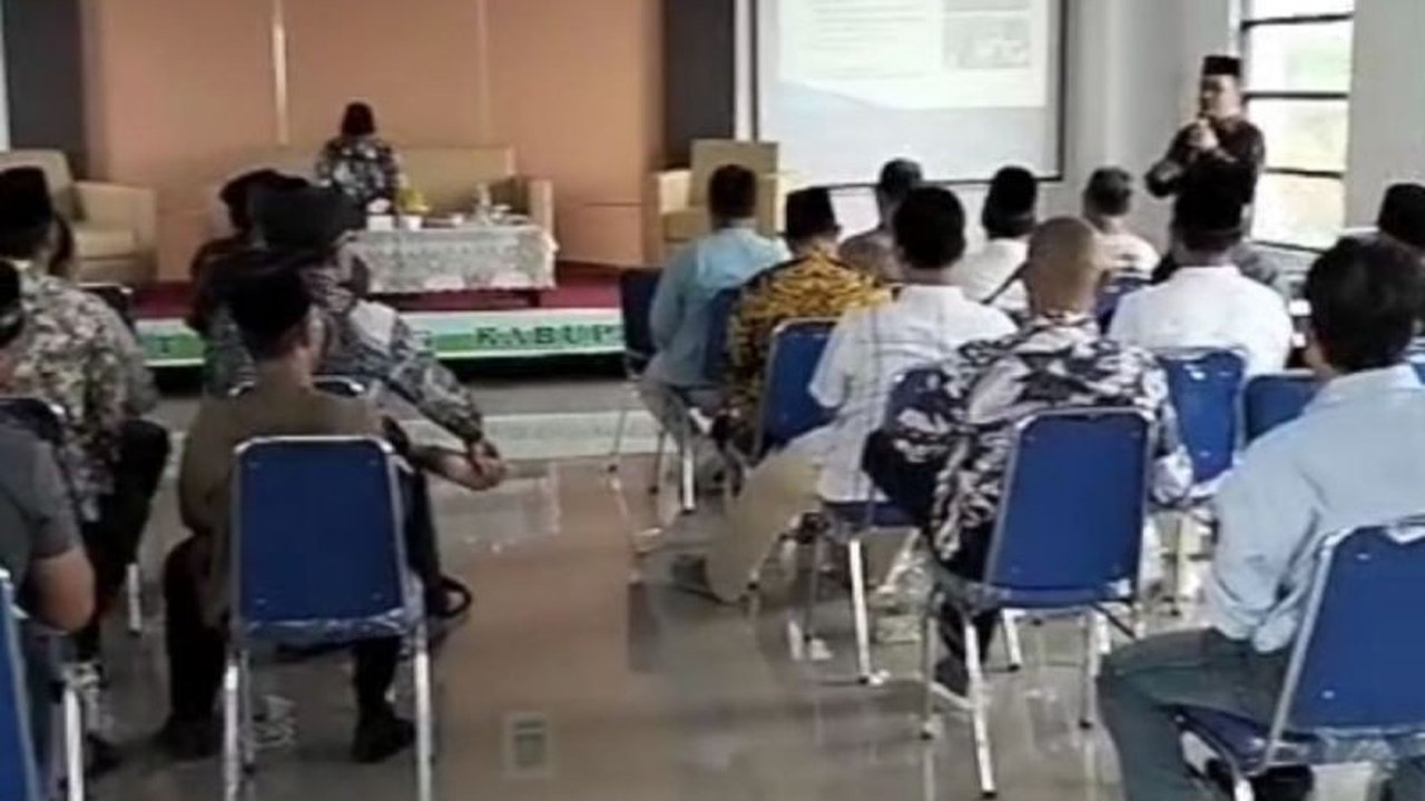 Kemenag Rejang Lebong memberikan pembekalan kepada 26 petugas haji untuk memastikan kelancaran dan keselamatan jamaah haji tahun 2025.