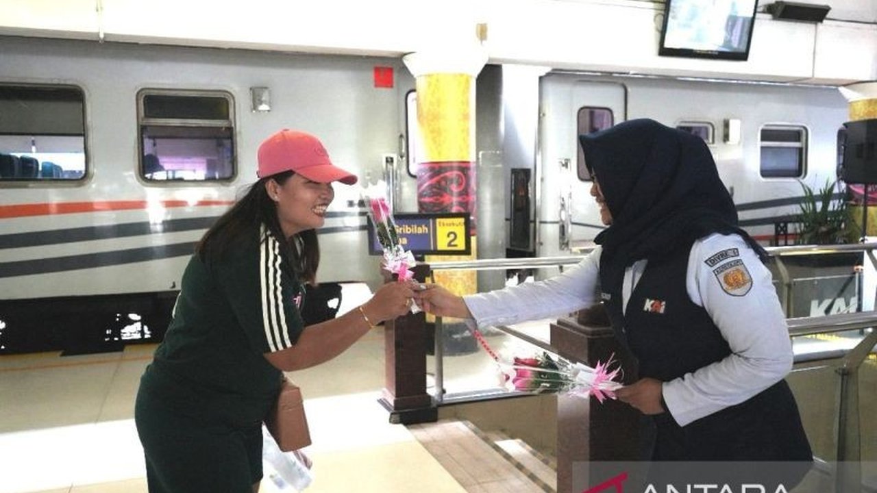 KAI Sumut Rayakan Hari Kartini dengan Sapa Pelanggan di Stasiun Medan
