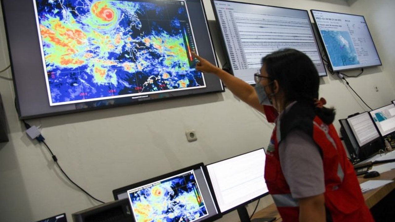 BMKG memperingatkan nelayan di sekitar Kepulauan Nias, Sumatera Utara, untuk mewaspadai gelombang laut setinggi empat meter hingga 24 April 2025, akibat bibit Siklon Tropis 97S.