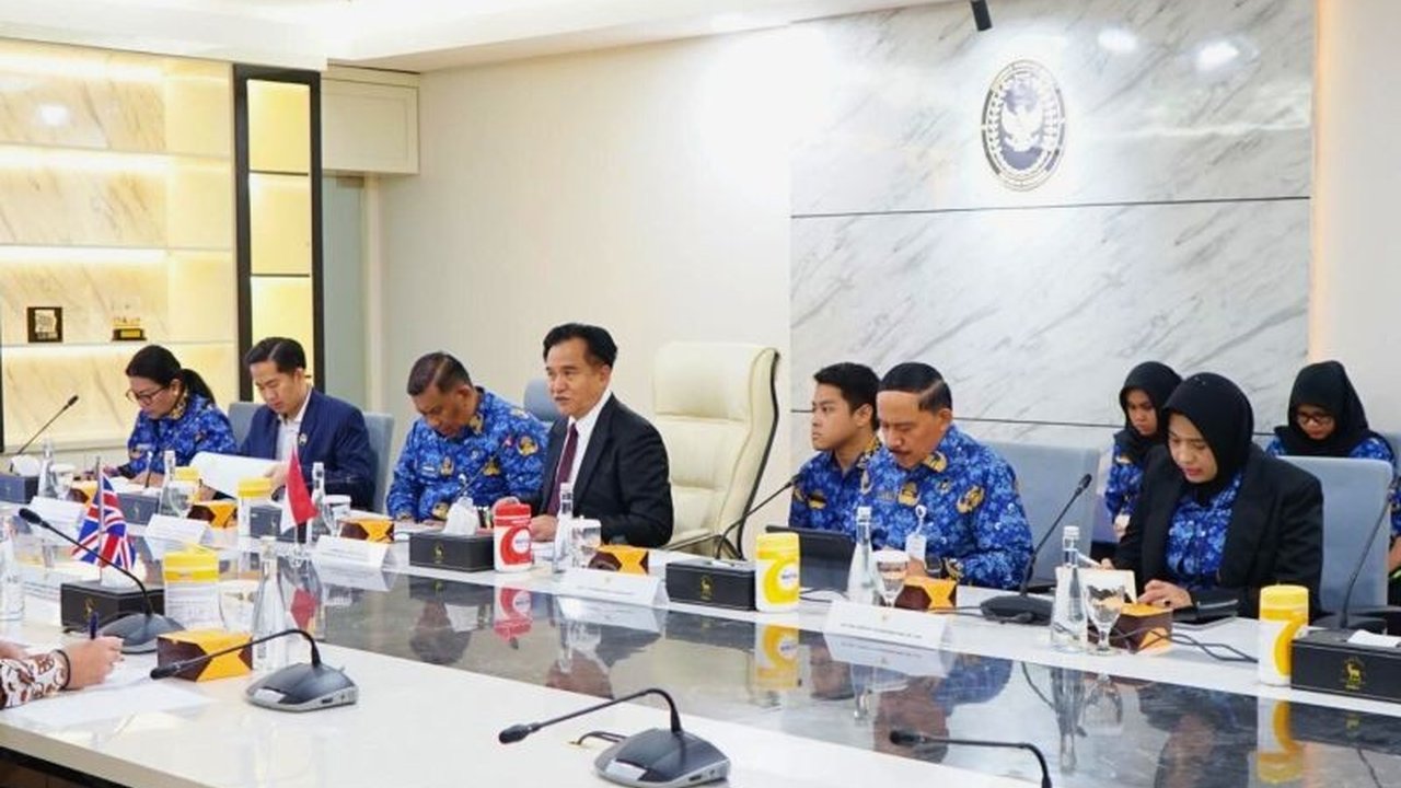 Menko Kumham Yusril Ihza Mahendra tegaskan pentingnya prosedur hukum formal sebelum memulangkan napi Inggris, jaga prinsip keadilan dan HAM dalam kerja sama bilateral Indonesia-Inggris.