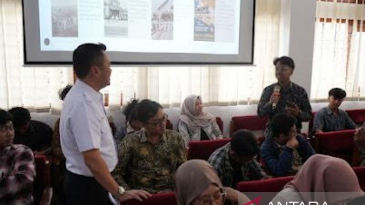 PT Kereta Api Indonesia (KAI) berkomitmen mendukung pengembangan ilmu pengetahuan dan pelestarian sejarah perkeretaapian Indonesia melalui kerja sama dengan UNS, ditandai dengan kuliah pakar dan penandatanganan nota kesepahaman.