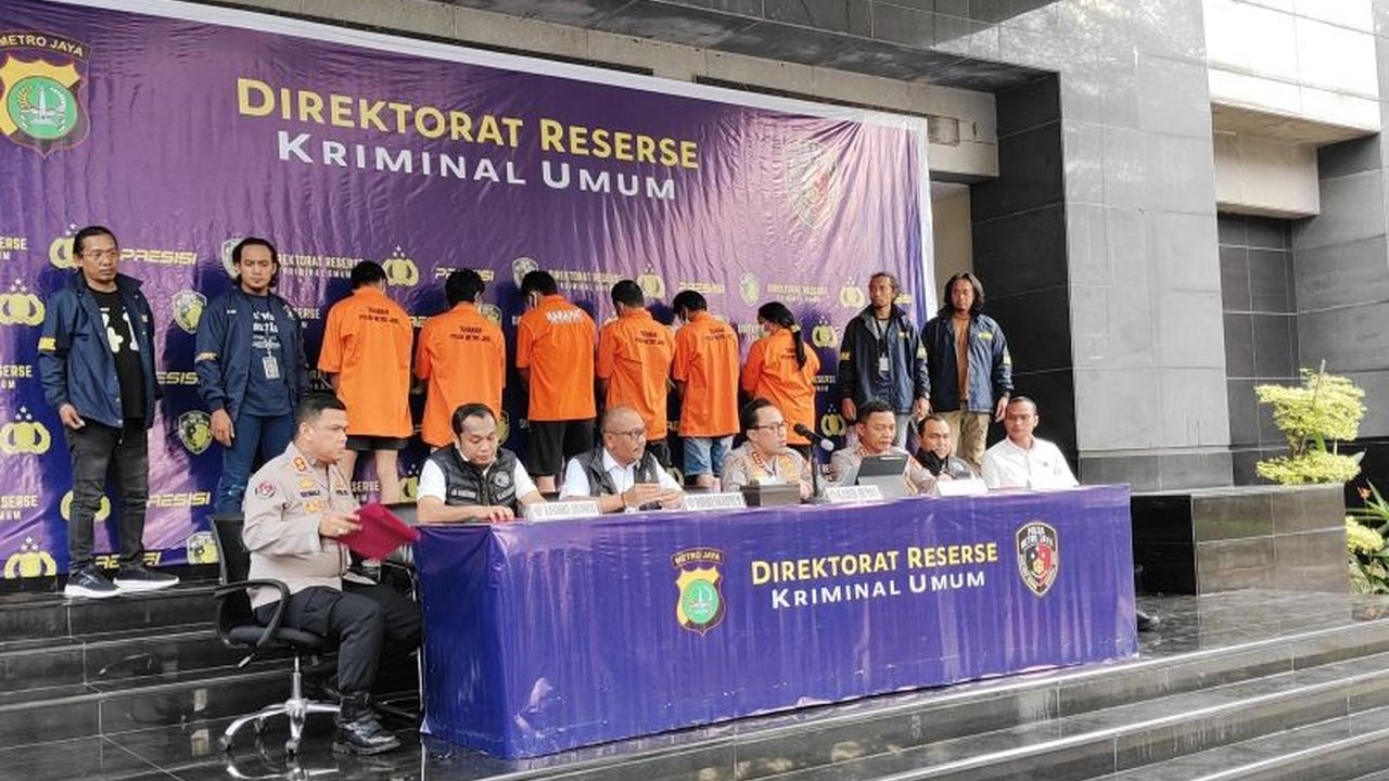 Polda Metro Jaya menetapkan lima tersangka kasus pembakaran mobil polisi di Depok; empat lainnya masuk Daftar Pencarian Orang (DPO).