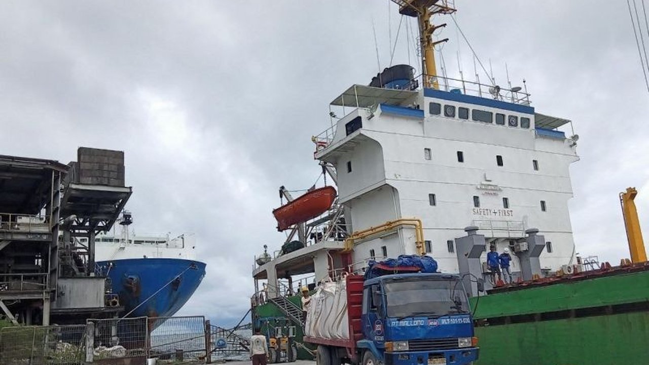 Pelindo Regional 4 berhasil menorehkan kinerja positif pada triwulan I 2025, ditandai dengan peningkatan signifikan pada volume peti kemas, kunjungan kapal, dan arus penumpang di kawasan Indonesia Timur.