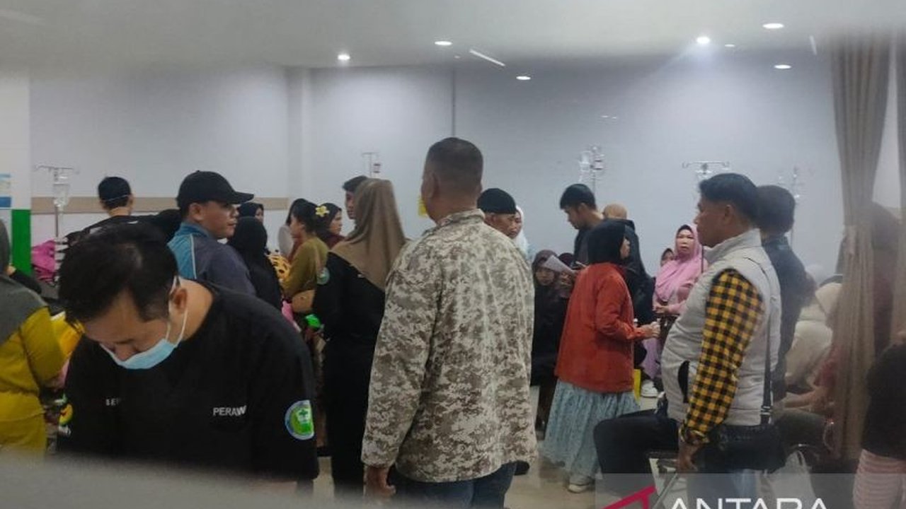 Dinas Kesehatan Cianjur mendata siswa MAN 1 Cianjur yang keracunan massal usai makan siang gratis, sampel makanan telah diambil untuk diperiksa di laboratorium.