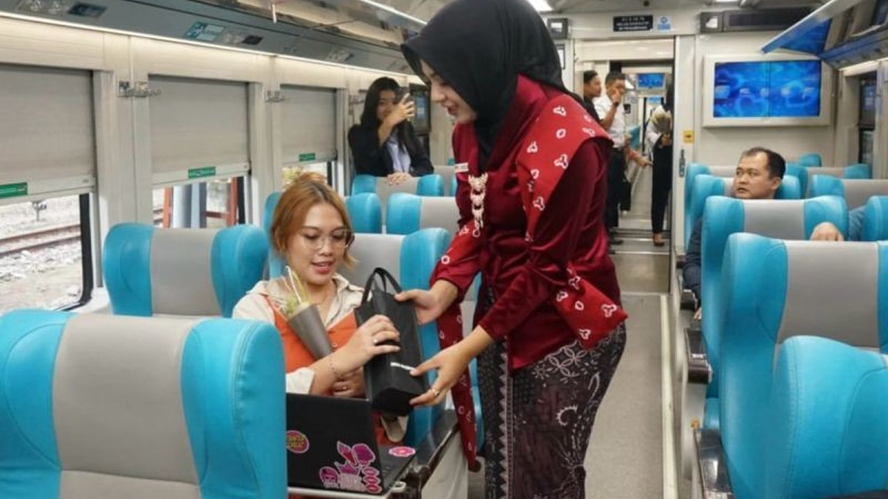 PT KAI Daop 9 Jember membagikan suvenir dan bunga kepada penumpang perempuan di Stasiun Jember untuk merayakan Hari Kartini, memberikan pengalaman perjalanan yang berkesan.
