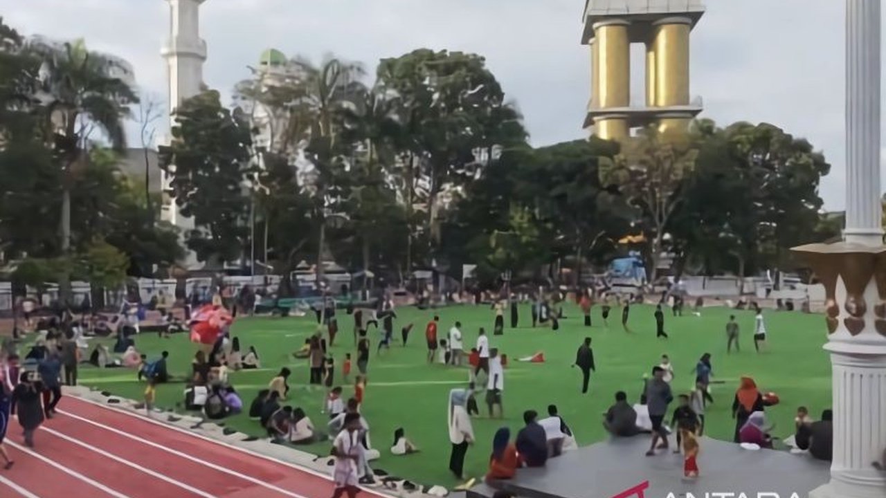 Pemkab Bandung selesaikan revitalisasi Alun-alun Upakarti Soreang dengan rumput sintetis, menjadikannya ruang publik multifungsi yang nyaman dan inklusif bagi warga Kabupaten Bandung.