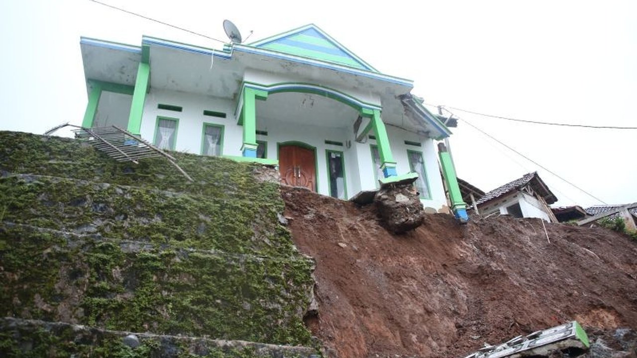 Pemkab Garut siap relokasi 18 KK korban tanah bergerak di Kampung Sawahjoho, Desa Singajaya, dengan lahan aman hasil kajian PVMBG, sambil menyalurkan bantuan.