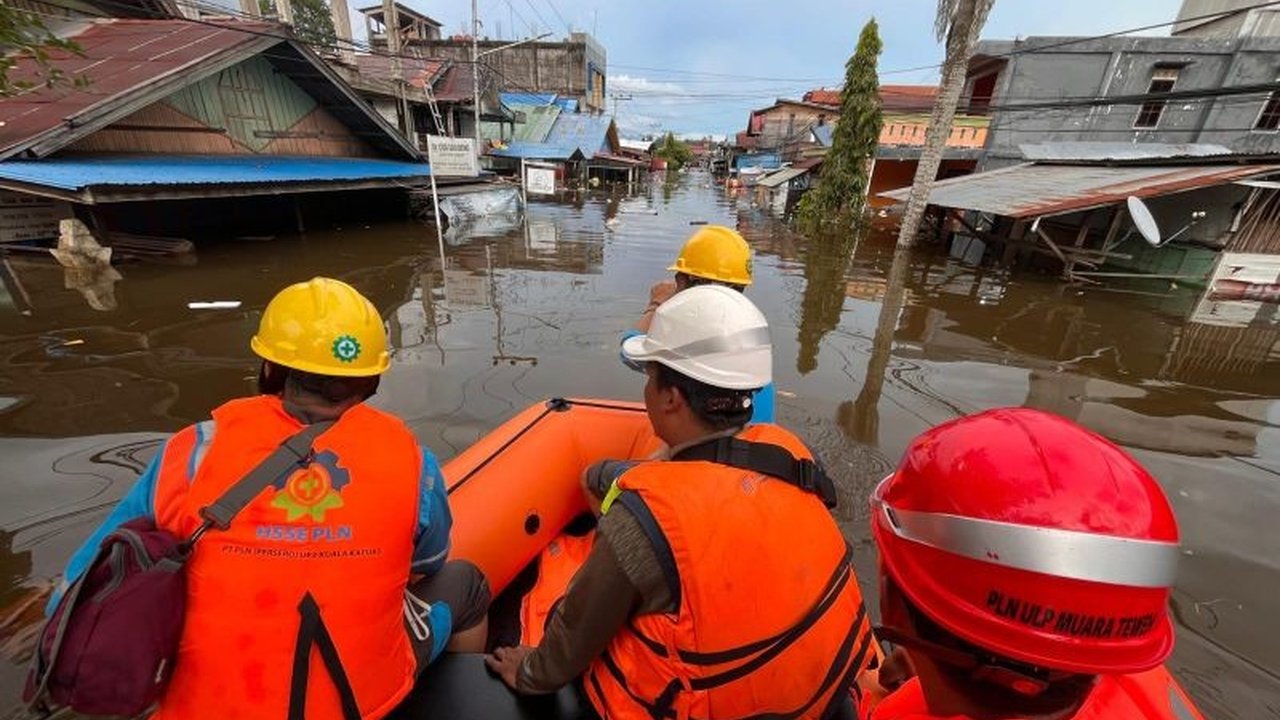 Banjir di Barito Utara, Kalimantan Selatan, membuat PLN mengerahkan 71 personel untuk mengamankan infrastruktur kelistrikan dan mencegah bahaya aliran listrik bagi warga.