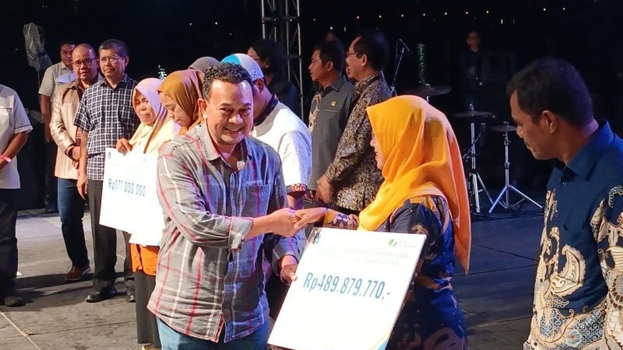 BPJS Ketenagakerjaan menyerahkan santunan ratusan juta rupiah kepada ahli waris pekerja di peringatan Bulan Keselamatan dan Kesehatan Kerja (K3) Nasional 2025 di Jakarta.