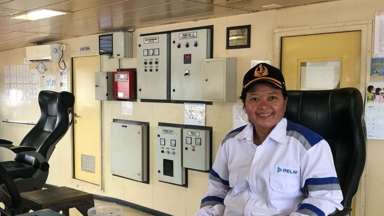 Kisah inspiratif Kapten Lenny Sitorus, satu-satunya perempuan nakhoda kapal di Maluku, yang telah menjelajahi lautan luas dan menantang, membuktikan kesetaraan gender di dunia maritim.