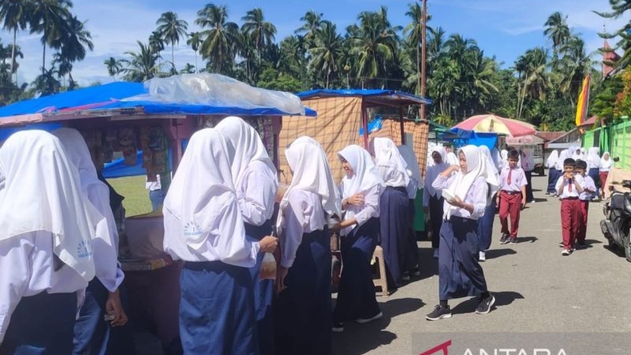 Pemkab Padang Pariaman menerapkan sistem belajar mengajar lima hari untuk PAUD, SD, dan SMP, bertujuan meningkatkan efektivitas pembelajaran dan memperkuat ikatan keluarga.