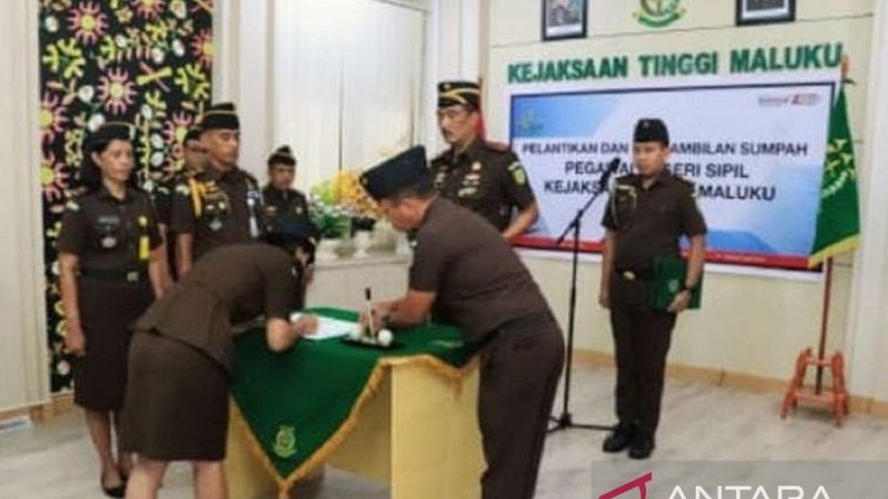 Kajati Maluku melantik 11 CPNS formasi penelaah penuntutan dan penegakan hukum menjadi PNS jalur calon jaksa, siap bertugas di berbagai Kejari se-Maluku setelah mengikuti pendidikan.