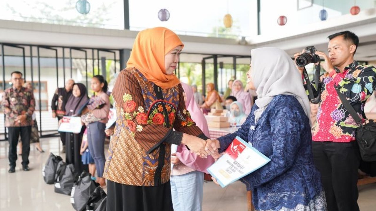 Gubernur Jawa Timur, Khofifah Indar Parawansa, menyalurkan bantuan senilai Rp4,6 miliar untuk program Kewirausahaan Inklusif Produktif (KIP) Putri Jawara, memberdayakan perempuan tangguh di 15 kabupaten/kota.