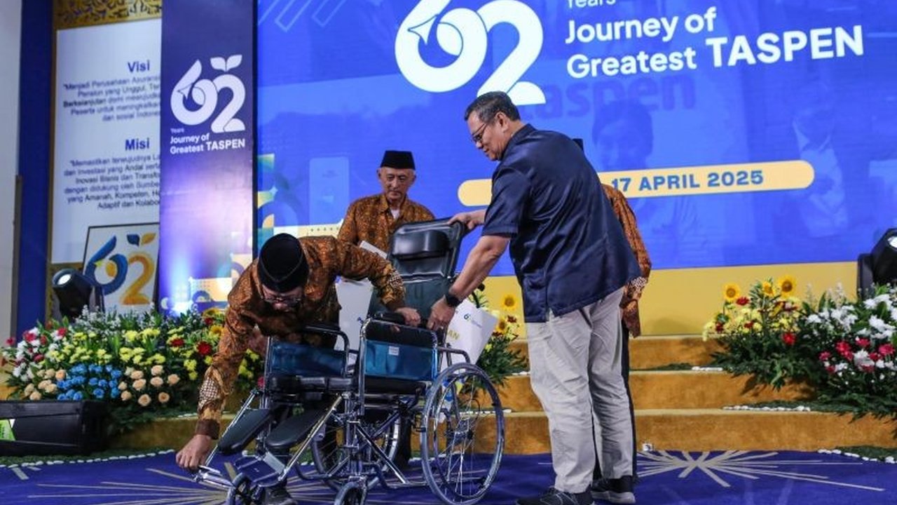 Dalam rangka HUT ke-62, TASPEN salurkan bantuan sosial berupa kursi roda senilai ratusan juta rupiah kepada para pensiunan di berbagai wilayah Indonesia, sebagai bentuk komitmen terhadap kesejahteraan mereka.