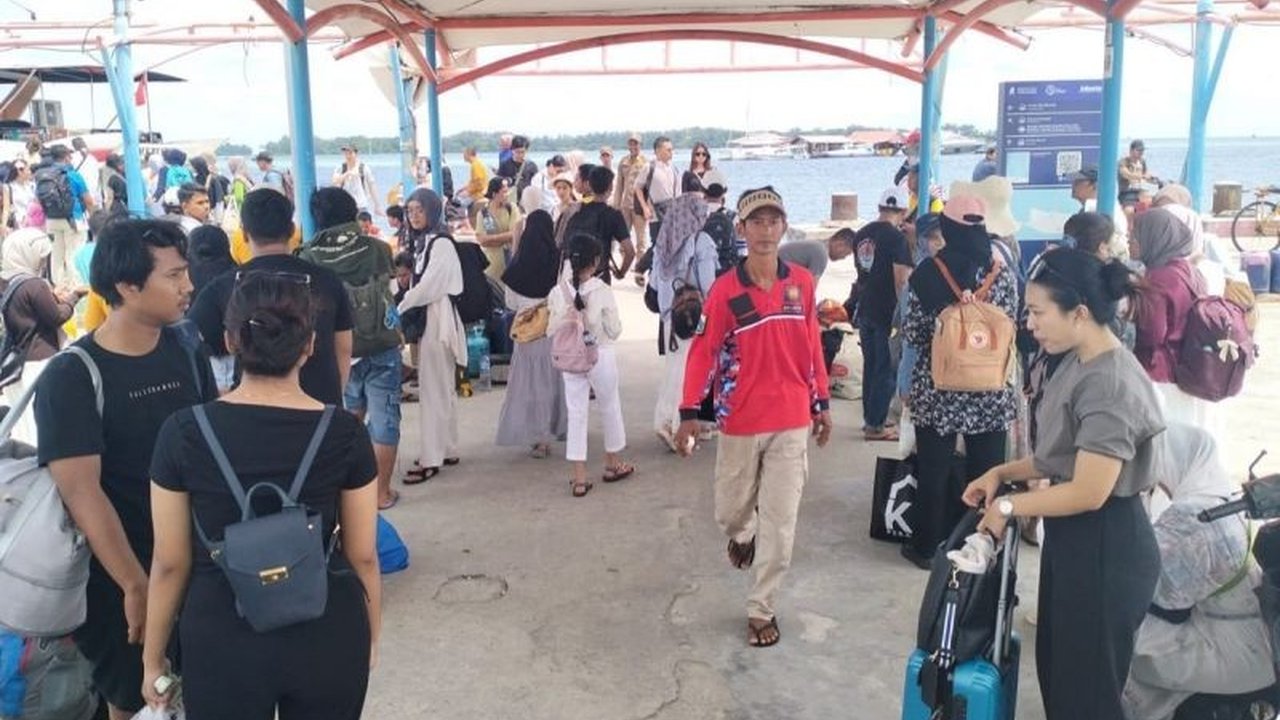 Libur Paskah 2025 diramaikan oleh ribuan wisatawan yang mengunjungi Kepulauan Seribu, memberikan dampak positif bagi perekonomian lokal, dengan catatan penting untuk menjaga kebersihan lingkungan.