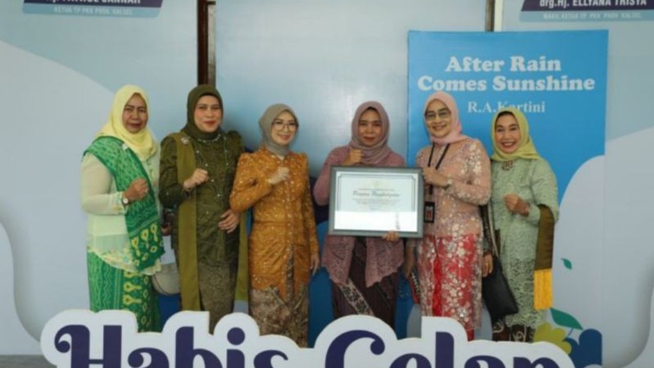 Khadijah, Ketua KWT Anggrek Merah HSU, meraih penghargaan Kartini Banua Inspiratif 2025 atas keberhasilannya mengembangkan itik petelur Alabio di tengah tantangan lahan rawan.