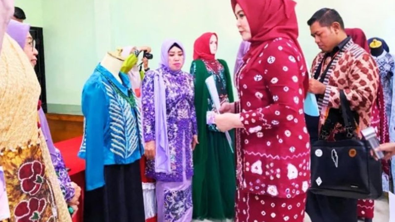 Peringatan Hari Kartini ke-146 di Tanah Laut, Kalimantan Selatan, diramaikan dengan lomba-lomba yang mengangkat tema 'Kartini Masa Kini Lawan Stunting', mendorong peran perempuan dalam menciptakan generasi sehat.