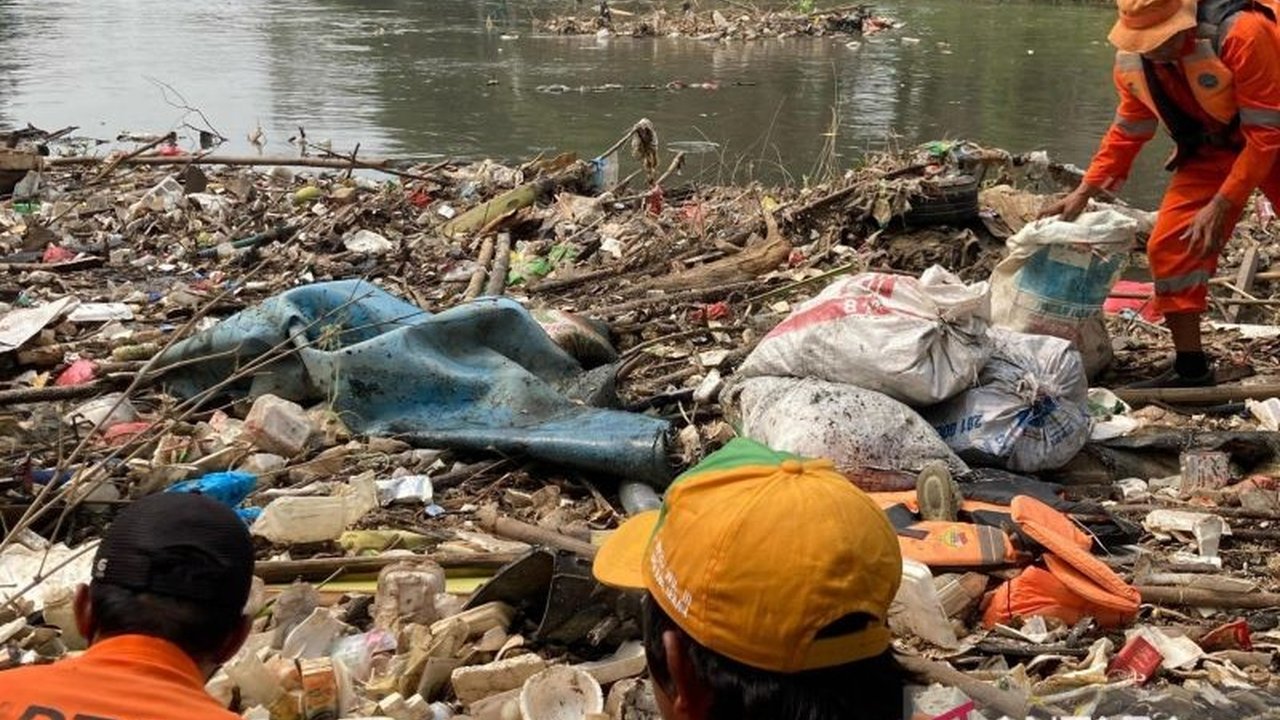 Dinas LH Kabupaten Bekasi meningkatkan penegakan hukum untuk mengatasi masalah sampah, menutup TPS ilegal, dan mengesahkan Raperda pengelolaan sampah.