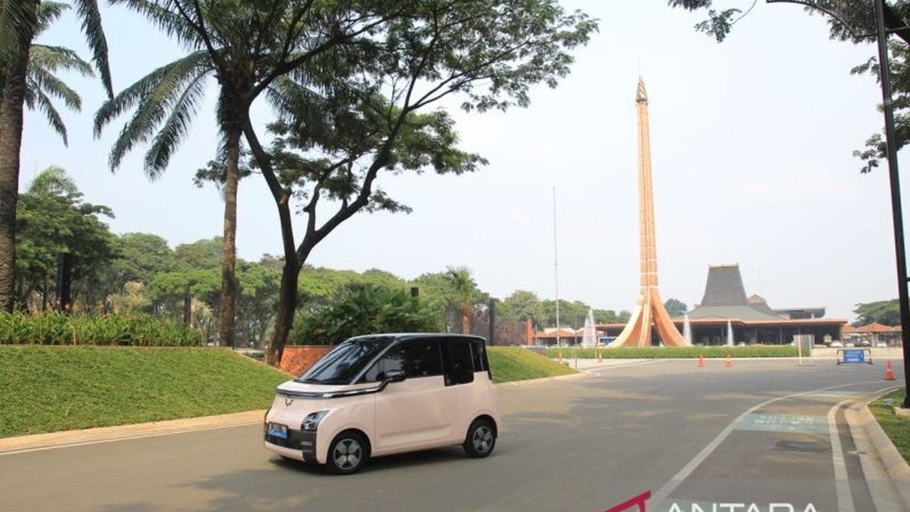 Wuling Air ev, mobil listrik mungil, memikat kaum Kartini dan Gen Z dengan desain kompak, fitur canggih, dan kemudahan dalam mobilitas perkotaan.