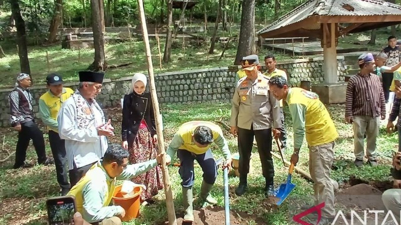 Pemerintah Kota Kediri bersama masyarakat menanam 10.000 pohon di area Gua Selomangleng untuk menjaga kelestarian lingkungan dan mempercantik kawasan wisata tersebut.