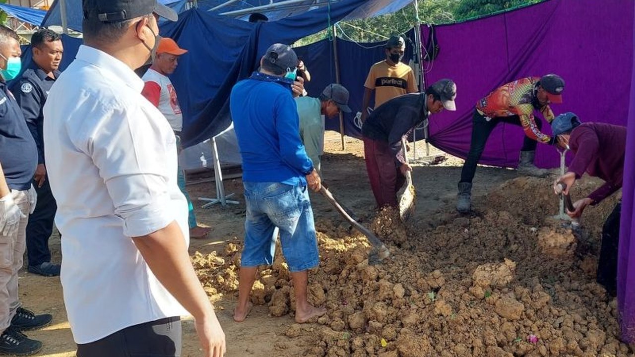 Polisi mengungkap misteri kematian AKG, gadis remaja di Tanjung Selor, dengan membongkar makam dan melakukan otopsi jenazah untuk mengungkap penyebab pasti kematian korban.