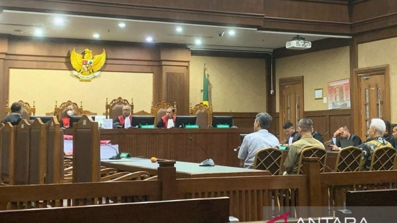 Mantan Dirjen Minerba ESDM, Bambang Gatot Ariyono, dituntut 8 tahun penjara dan denda Rp750 juta terkait kasus korupsi timah yang merugikan negara hingga Rp300 triliun.