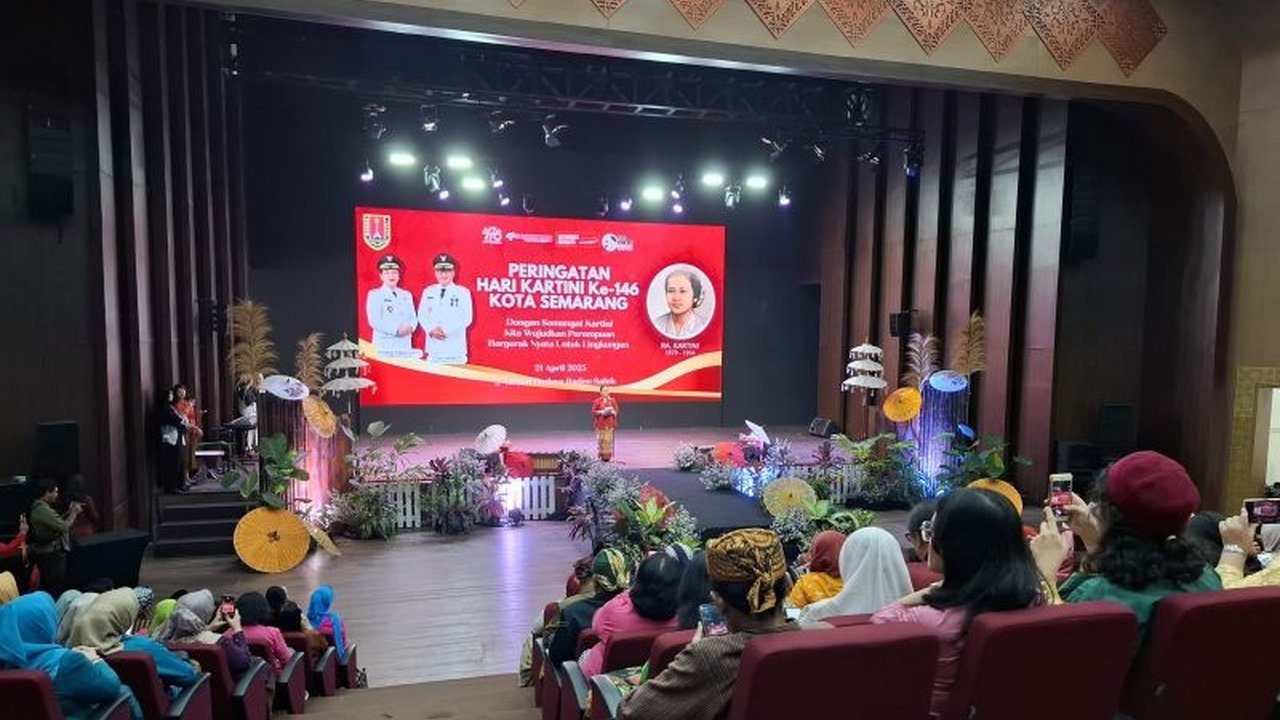 Wali Kota Semarang, Agustina Wilujeng Pramestuti, meraih penghargaan Anugerah Puspa Bangsa 2025 kategori Puspa Adidaya atas kepemimpinannya yang inspiratif dan fokus pada pemberdayaan perempuan.