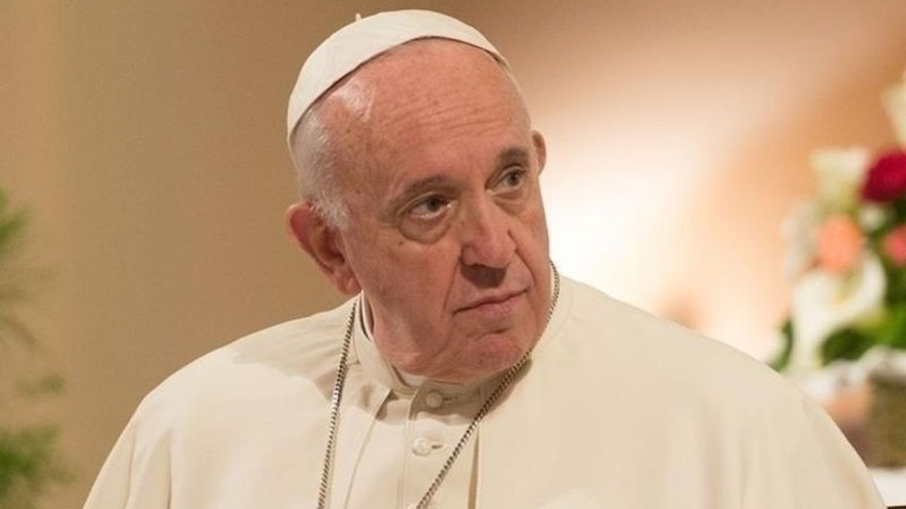 Paus Fransiskus, pemimpin Gereja Katolik Roma, meninggal dunia pada usia 88 tahun setelah berjuang melawan penyakit; dikenang karena dedikasi pada perdamaian dan rekonsiliasi global.