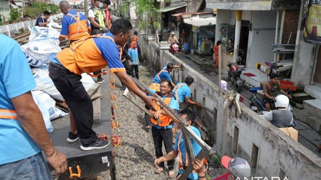PT KAI Daop 8 Surabaya membersihkan jalur kereta api untuk meningkatkan keselamatan perjalanan dan mencegah pelanggaran UU Perkeretaapian, dengan ancaman denda hingga ratusan juta rupiah.
