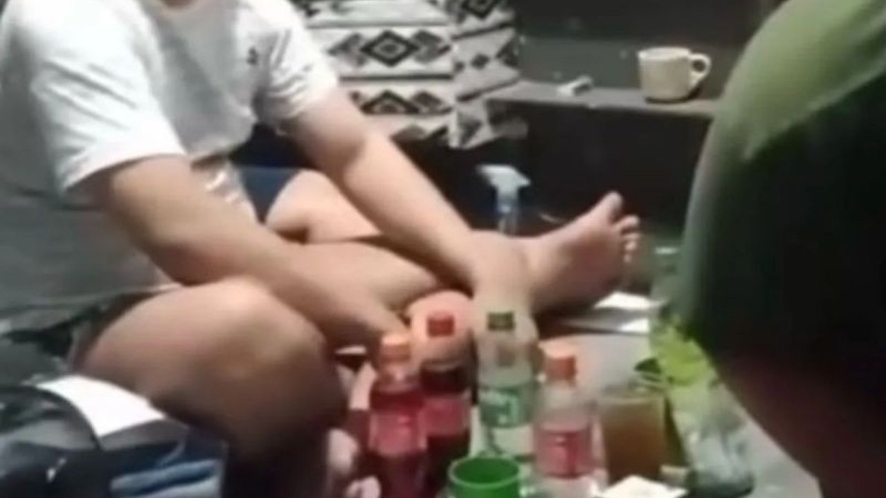 Rumah Tahanan Negara (Rutan) Kelas I Pekanbaru memindahkan 14 petugas buntut video viral narapidana pesta narkoba dan mabuk di dalam sel,  sementara penyelidikan masih berlanjut.