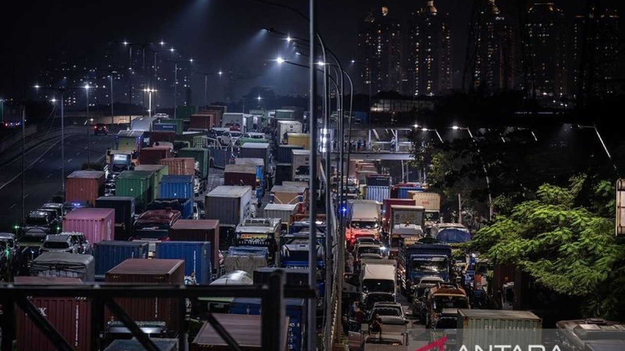 Kemacetan parah di Pelabuhan Tanjung Priok akibat kegagalan sinkronisasi antar instansi menimbulkan kerugian ekonomi, sosial, dan mengancam kepercayaan global terhadap sistem pelabuhan nasional.