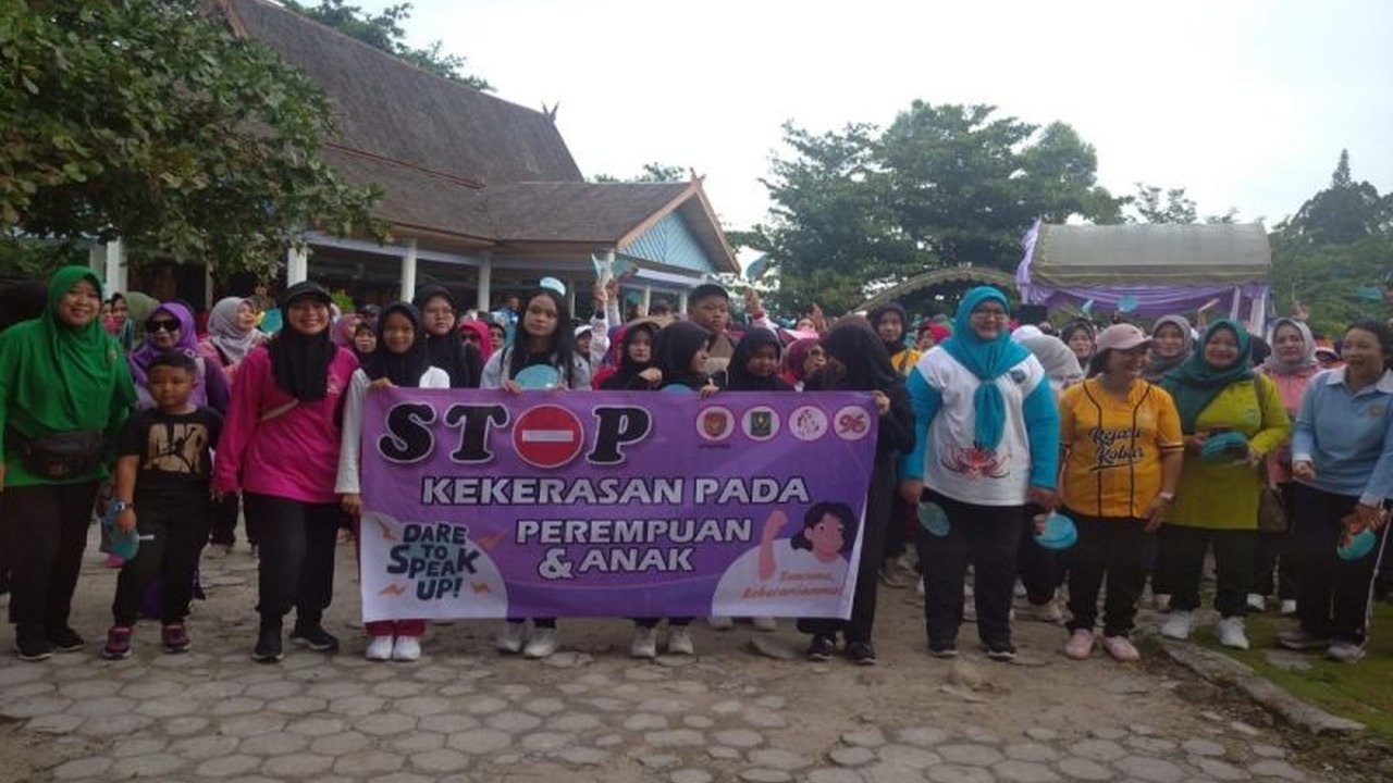 Polda Maluku Utara bersama berbagai elemen masyarakat mendukung kampanye 'Stop Kekerasan' terhadap perempuan dan anak dalam rangka memperingati Hari Kartini ke-147 tahun 2025 di Ternate.