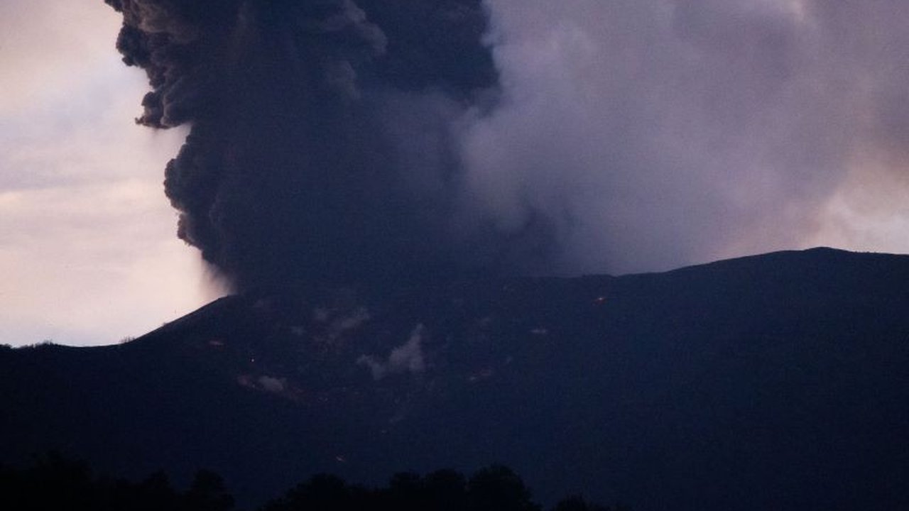 Gunung Marapi di Sumatera Barat erupsi Senin sore pukul 15.47 WIB, menyemburkan abu vulkanik setinggi 500 meter mengarah ke tenggara; PVMBG menetapkan radius bahaya 3 kilometer.