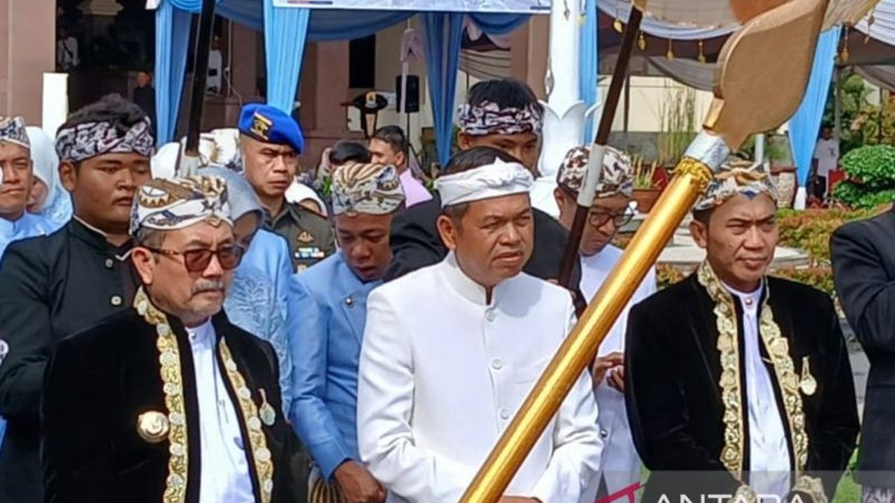 Gubernur Jawa Barat, Dedi Mulyadi, mendorong percepatan penataan Cirebon sebagai destinasi wisata budaya unggulan, menargetkan setara Yogyakarta, dengan fokus pada infrastruktur, kuliner, dan batik.