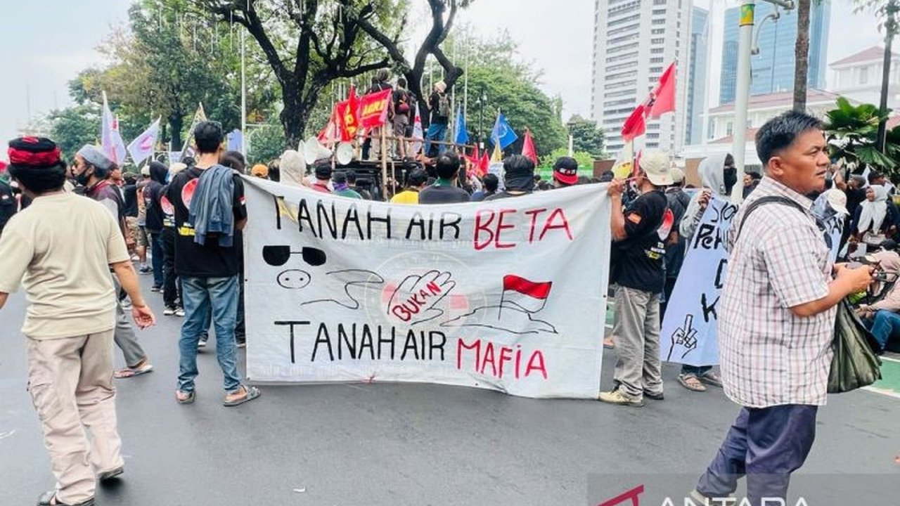 Aliansi Perjuangan Warga Kebon Sayur menggelar demonstrasi di Balai Kota Jakarta, menolak penggusuran dan meminta penerbitan sertifikat tanah atas lahan yang telah mereka huni selama lebih dari 20 tahun.