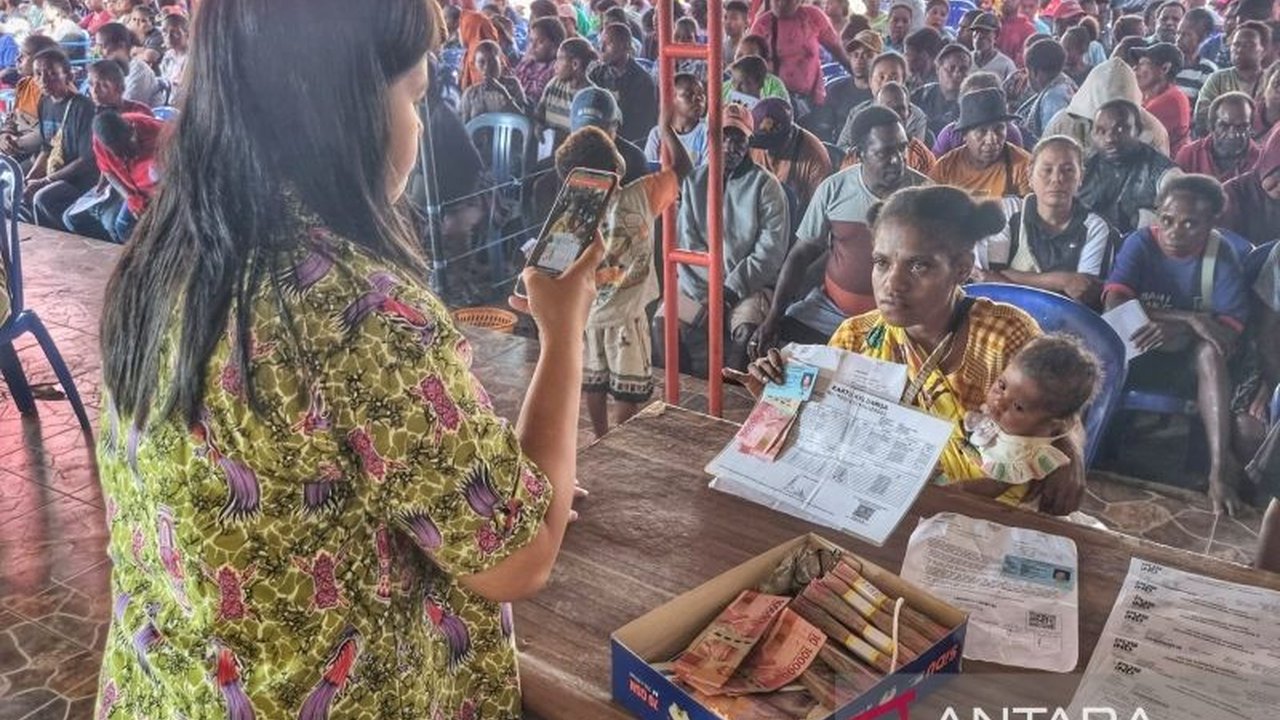 Dinas Sosial Manokwari dibantu 33 Pendamping PKH dan 11 TKSK untuk melakukan pendataan dan verifikasi penerima bantuan sosial (bansos) agar tepat sasaran.