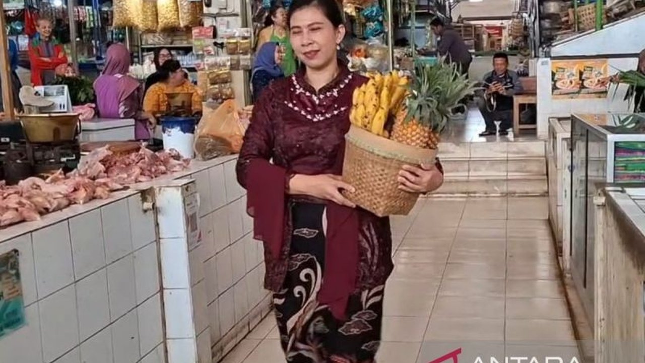 Pedagang Pasar Legi Temanggung Gelar Peragaan Busana Rayakan Hari Kartini