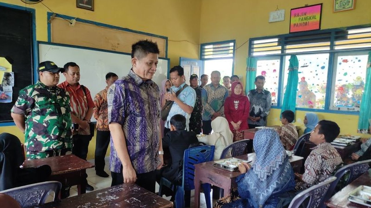 Bupati OKU Timur, Lanosin Hamzah, turun langsung ke lapangan mengawasi Program Makan Bergizi Gratis (MBG) di SD Kumpul Rejo, memastikan program berjalan sesuai standar dan memenuhi kebutuhan gizi anak-anak.