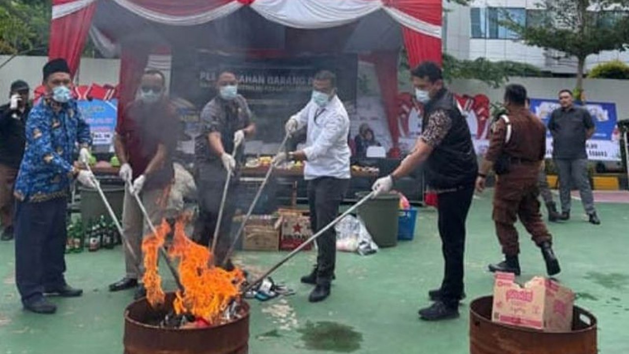 Kejaksaan Negeri Samarinda memusnahkan 61 lembar uang palsu pecahan Rp100.000 dan Rp50.000, serta ratusan barang bukti kejahatan lain seperti narkoba, senjata tajam, dan barang ilegal lainnya.