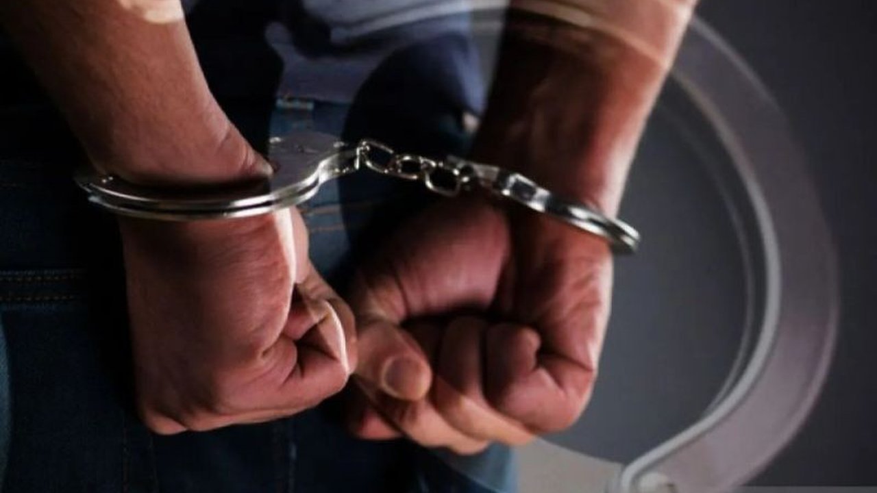 Polisi menangkap MSZ, mantan anggota DPRD Palembang yang menjadi buronan selama sebulan karena diduga menusuk mantan istrinya di Banten,  didasari rasa cemburu setelah ajakan rujuk ditolak.