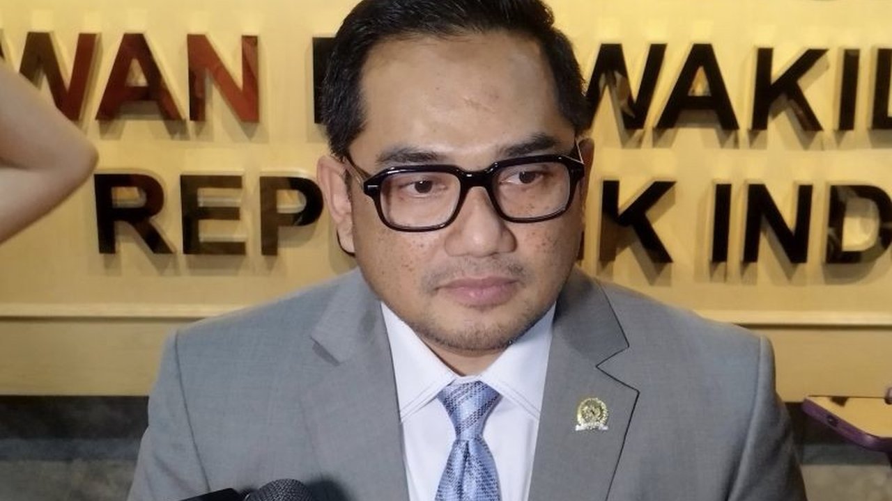 Komisi II DPR mengesahkan RUU ASN untuk mengatasi masalah netralitas Aparatur Sipil Negara (ASN) dalam Pilkada, dengan rencana pemindahan kewenangan mutasi eselon II ke atas ke pemerintah pusat.