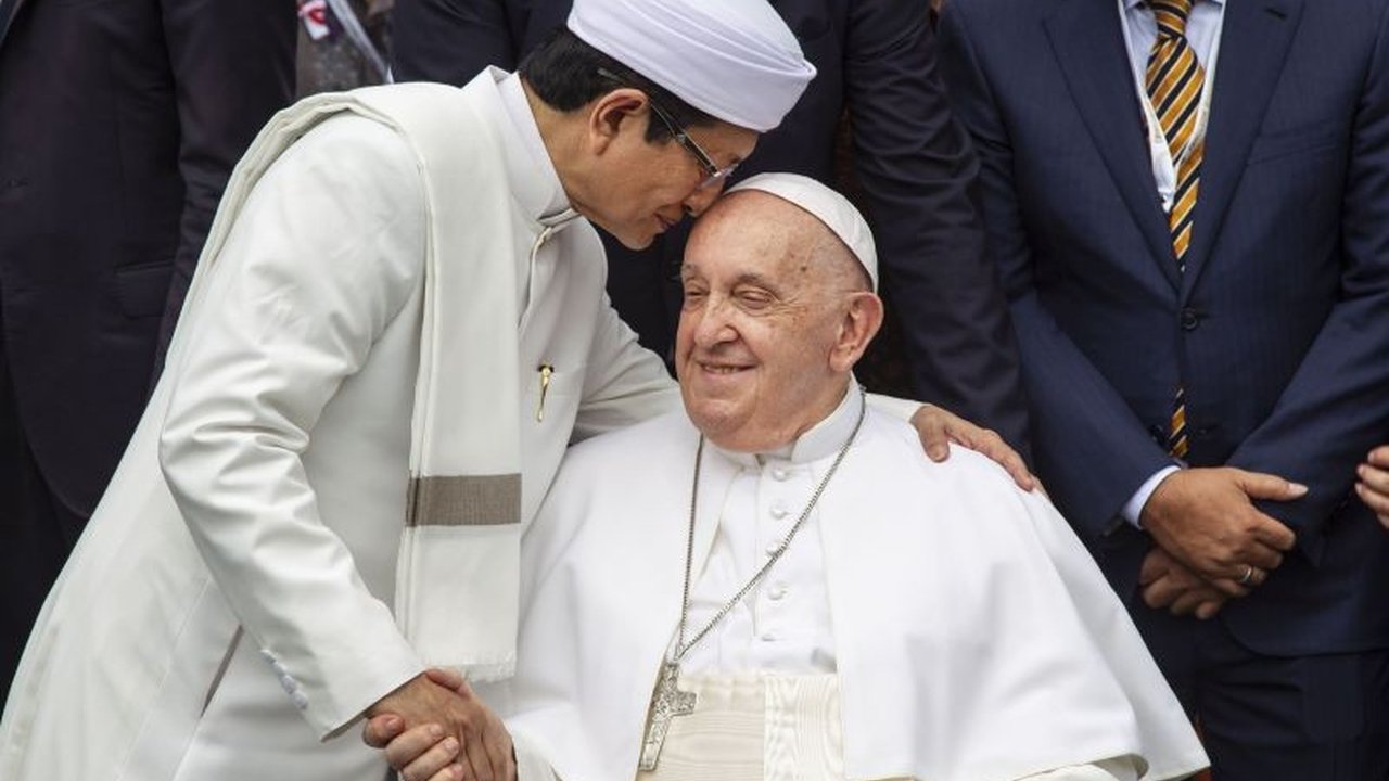 Kondisi kesehatan Paus Fransiskus di Rumah Sakit Gemelli, Roma, dilaporkan stabil setelah dirawat karena pneumonia ganda; Vatikan memberikan pernyataan resmi terkait perkembangan kesehatannya.
