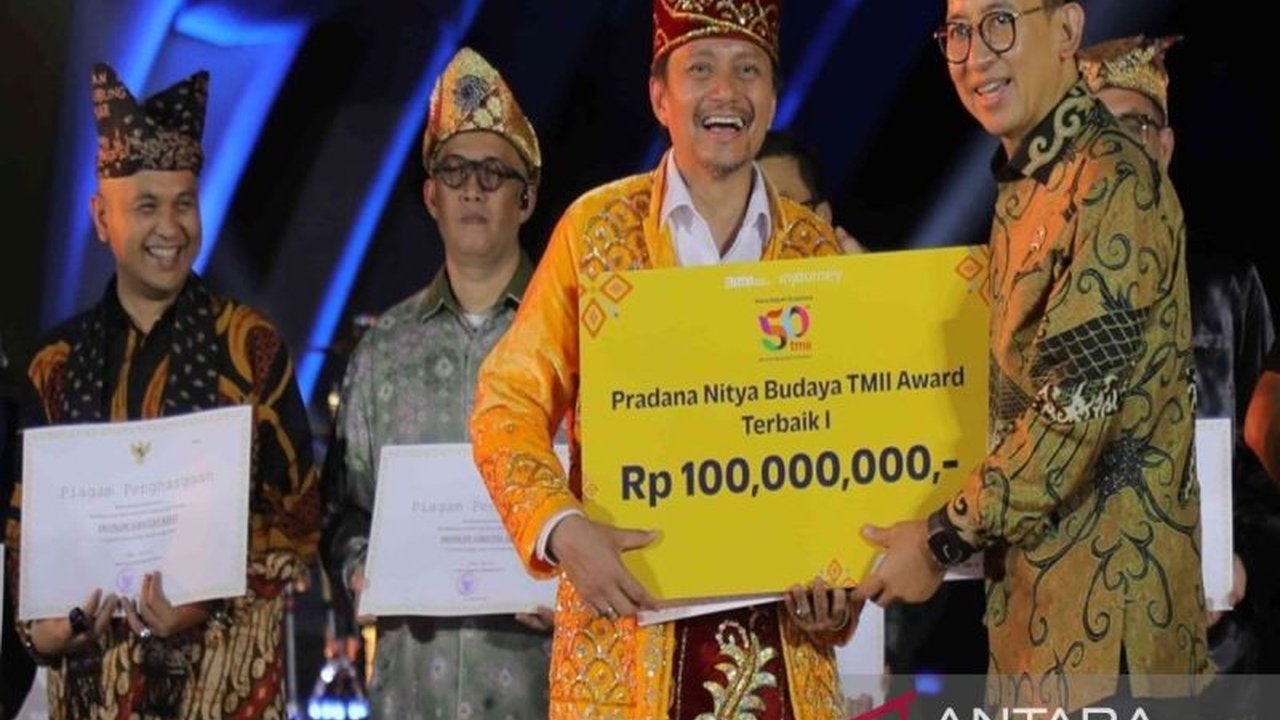 Anjungan Kalimantan Selatan berhasil meraih penghargaan Anjungan Terbaik se-Indonesia di TMII, berkat pelestarian budaya Banjar yang konsisten dan mendapat apresiasi dari Kementerian Kebudayaan RI.