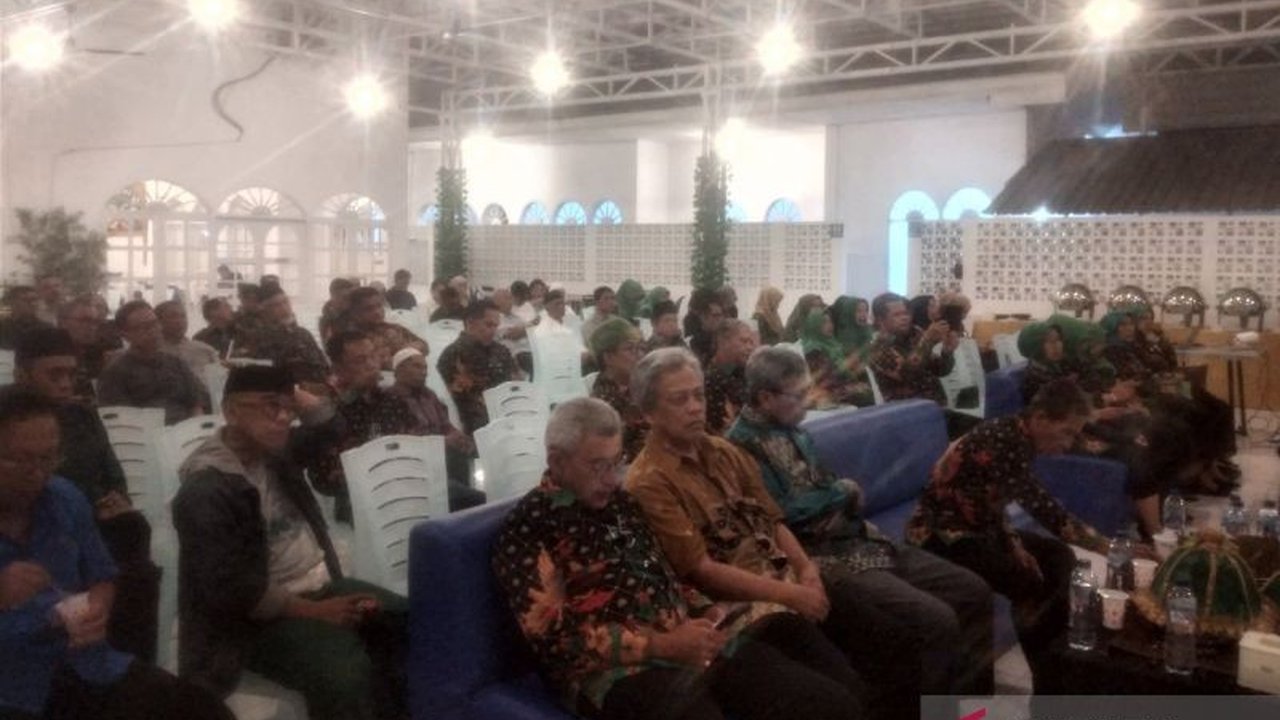 Profesor Hamlan dari UIN Datokarama Palu menjelaskan makna halal bihalal sebagai upaya menyambung hal yang terputus, menekankan pentingnya persatuan kader HMI dalam membangun bangsa.