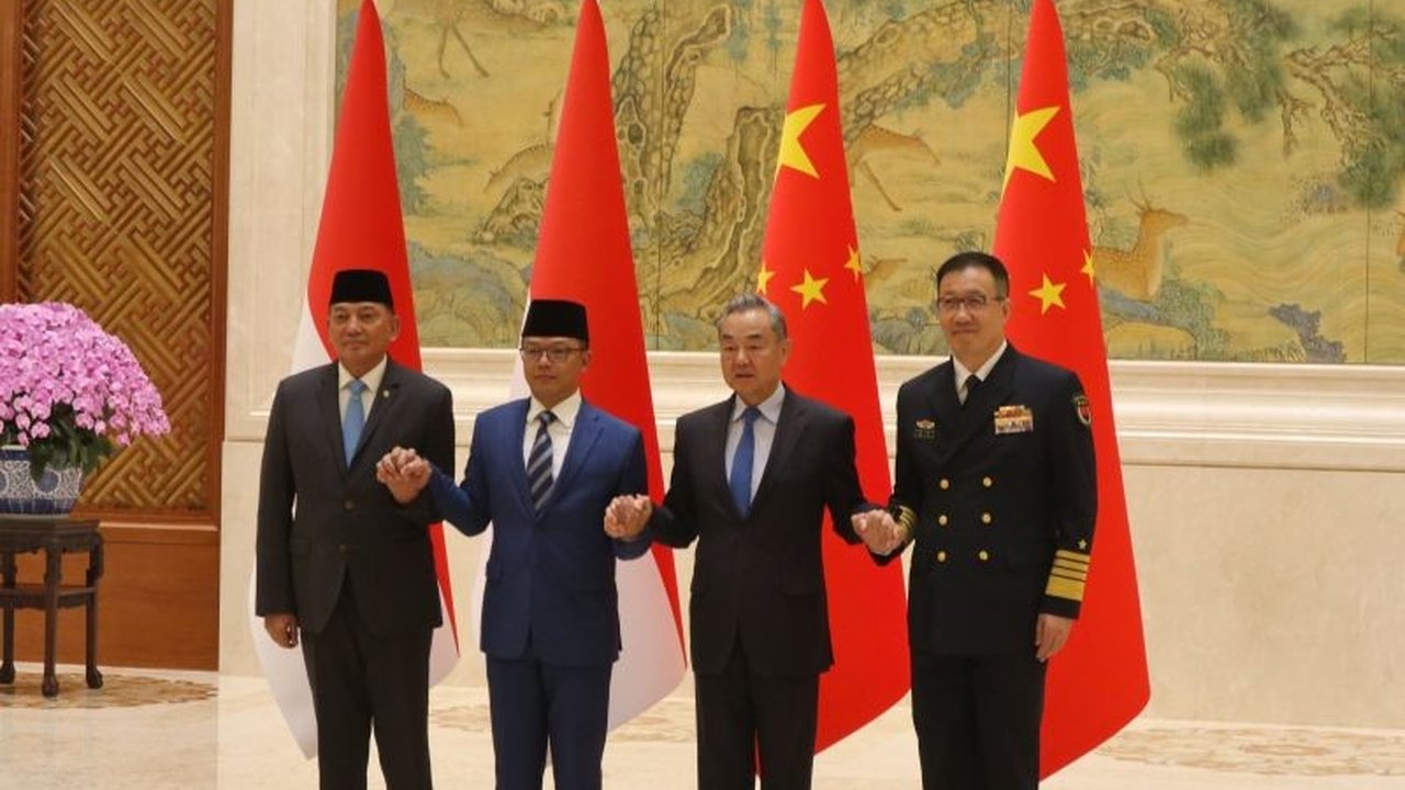 Menlu dan Menhan Indonesia bertemu dengan Menlu dan Menhan China di Beijing, membahas peningkatan kerja sama di bidang politik, ekonomi, masyarakat, maritim, dan keamanan dalam peringatan 75 tahun hubungan bilateral.