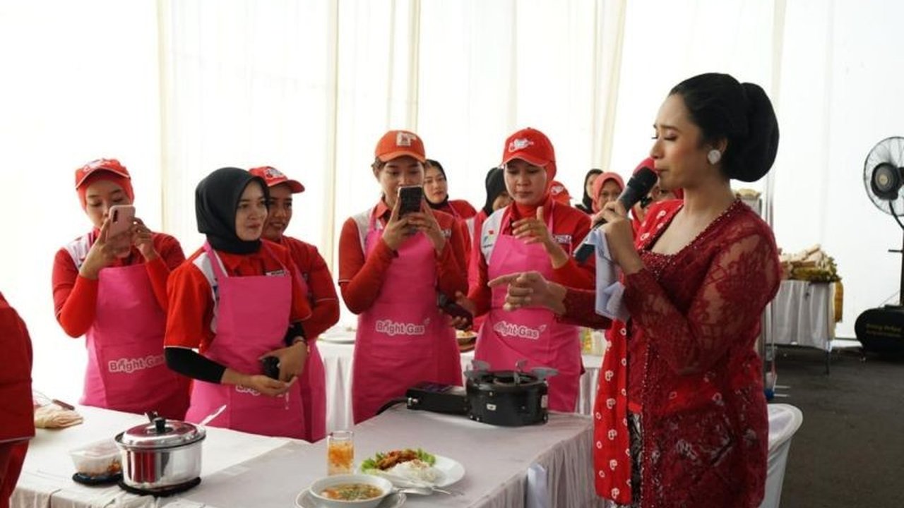 Pertamina Patra Niaga Jatimbalinus memberikan penghargaan kepada operator SPBU perempuan di Kediri, Jawa Timur, dalam rangka memperingati Hari Kartini, sekaligus mengapresiasi kontribusi mereka dalam sektor energi.