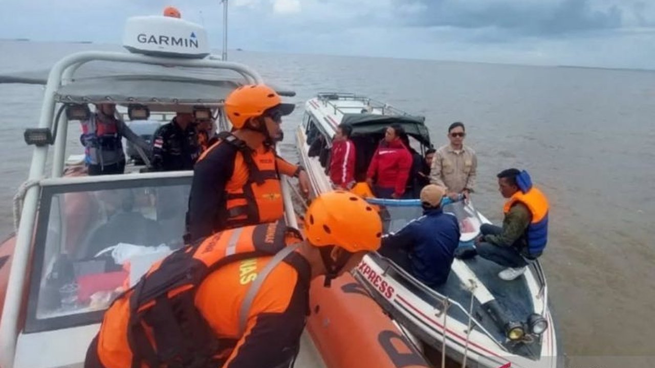 Tim SAR gabungan terus berupaya menemukan tiga korban speedboat LB. Yakin Usaha V yang tenggelam di perairan Padang Tikar, Kalimantan Barat, setelah empat hari pencarian.