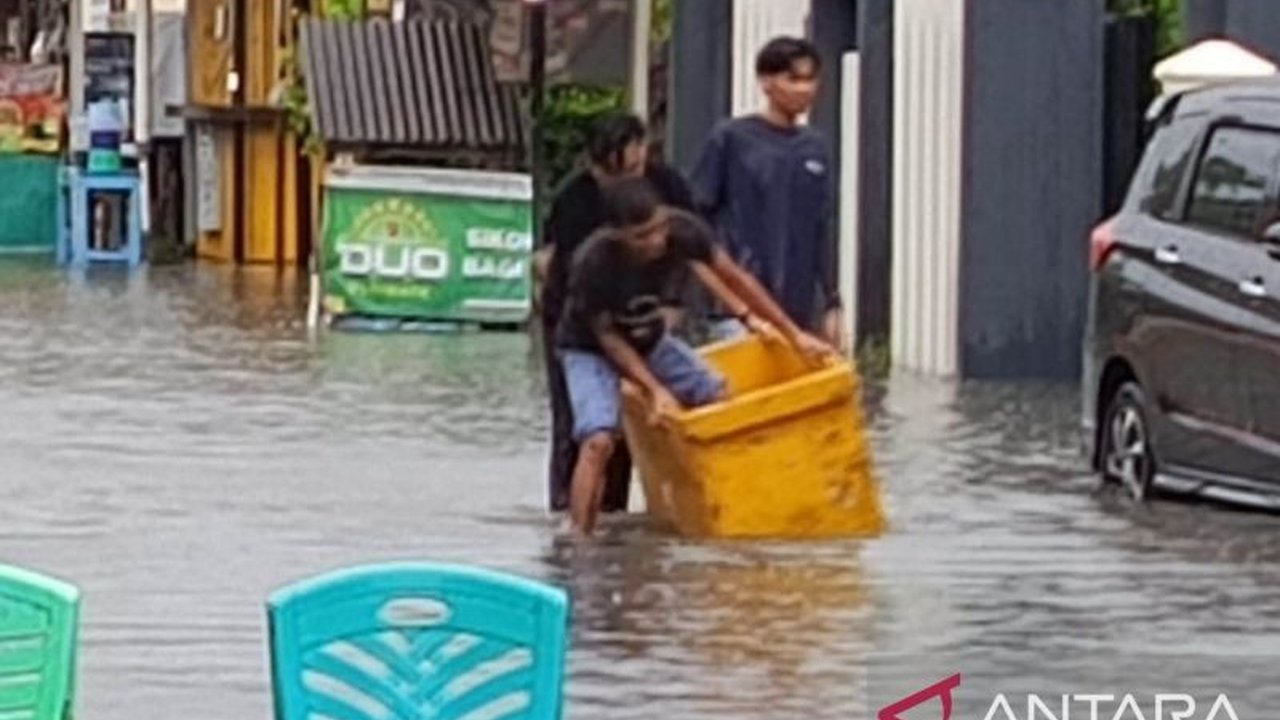 Hujan deras menyebabkan banjir di tujuh kelurahan di Pangkalpinang; BPBD Kota Pangkalpinang kerahkan tim evakuasi dan imbau warga waspada bahaya hewan buas.