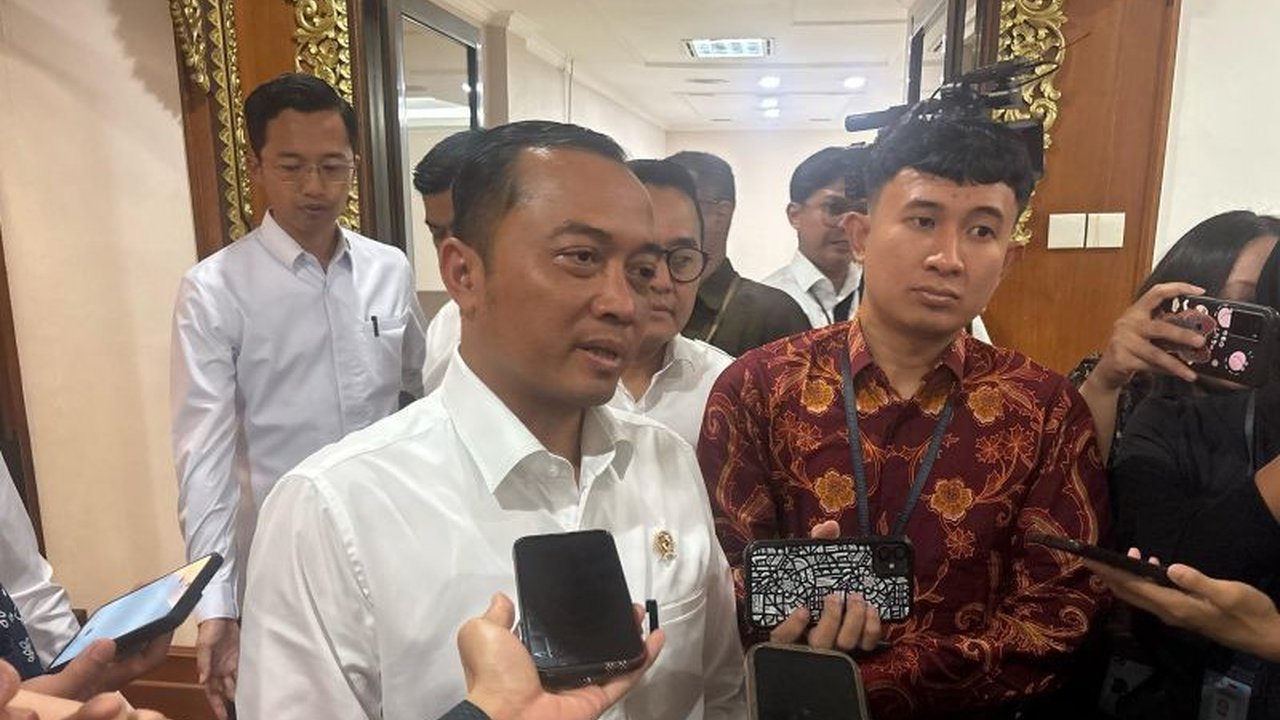 Menteri Sekretaris Negara (Mensesneg) Prasetyo Hadi membantah adanya manuver politik dalam pertemuan pejabat Polri dengan Jokowi di Solo, menegaskan silaturahmi Lebaran tersebut murni sebagai kegiatan sosial.