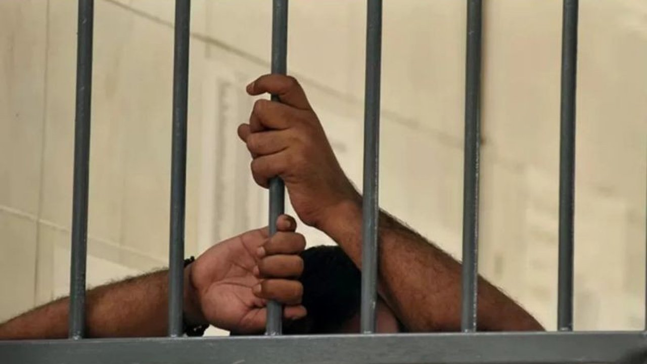 Empat narapidana Rutan Pekanbaru yang terlibat pesta narkoba dipindahkan ke Lapas Nusakambangan sebagai tindakan tegas atas pelanggaran berat di dalam lembaga pemasyarakatan.